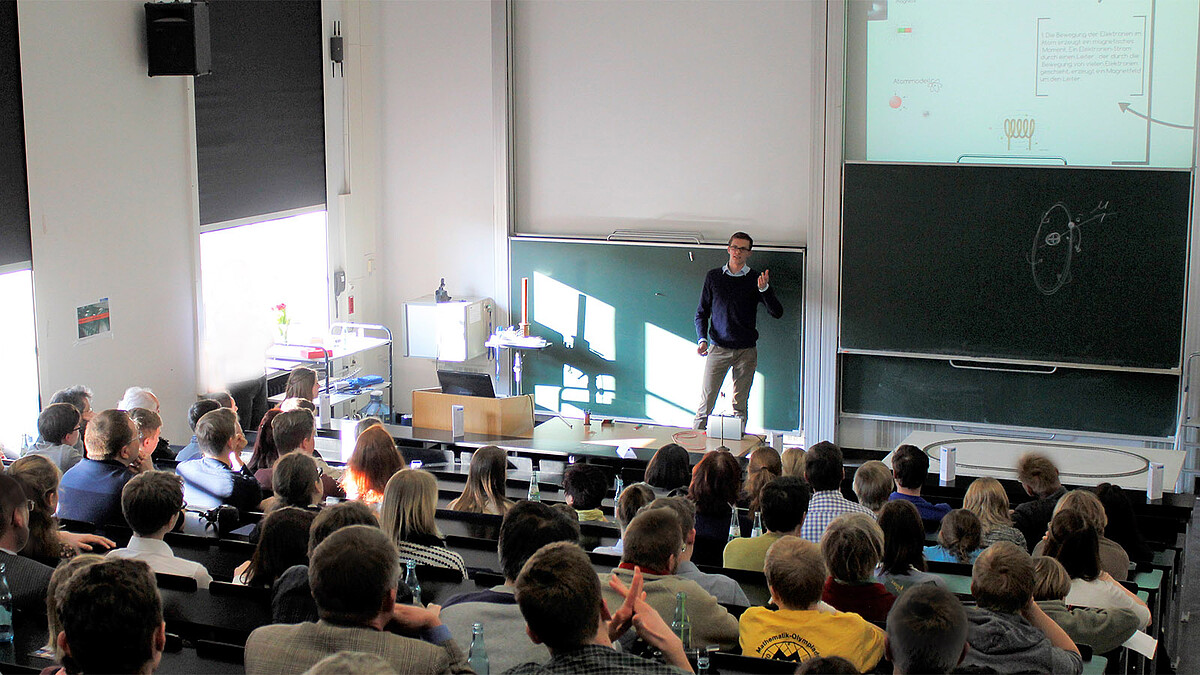 Foto: Studieninteressierte in einer Vorlesung