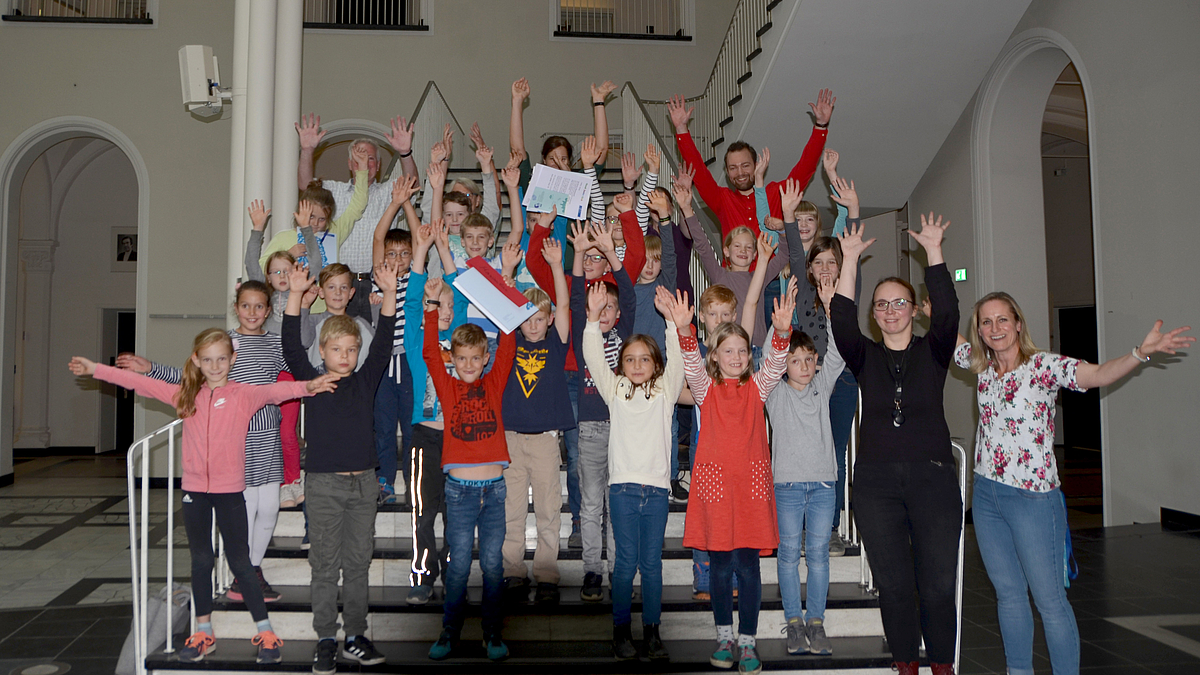 Foto: Fotoschooting der Grundschulkinder des Gauß JuniorClubs im Lichthof des Welfenschloss