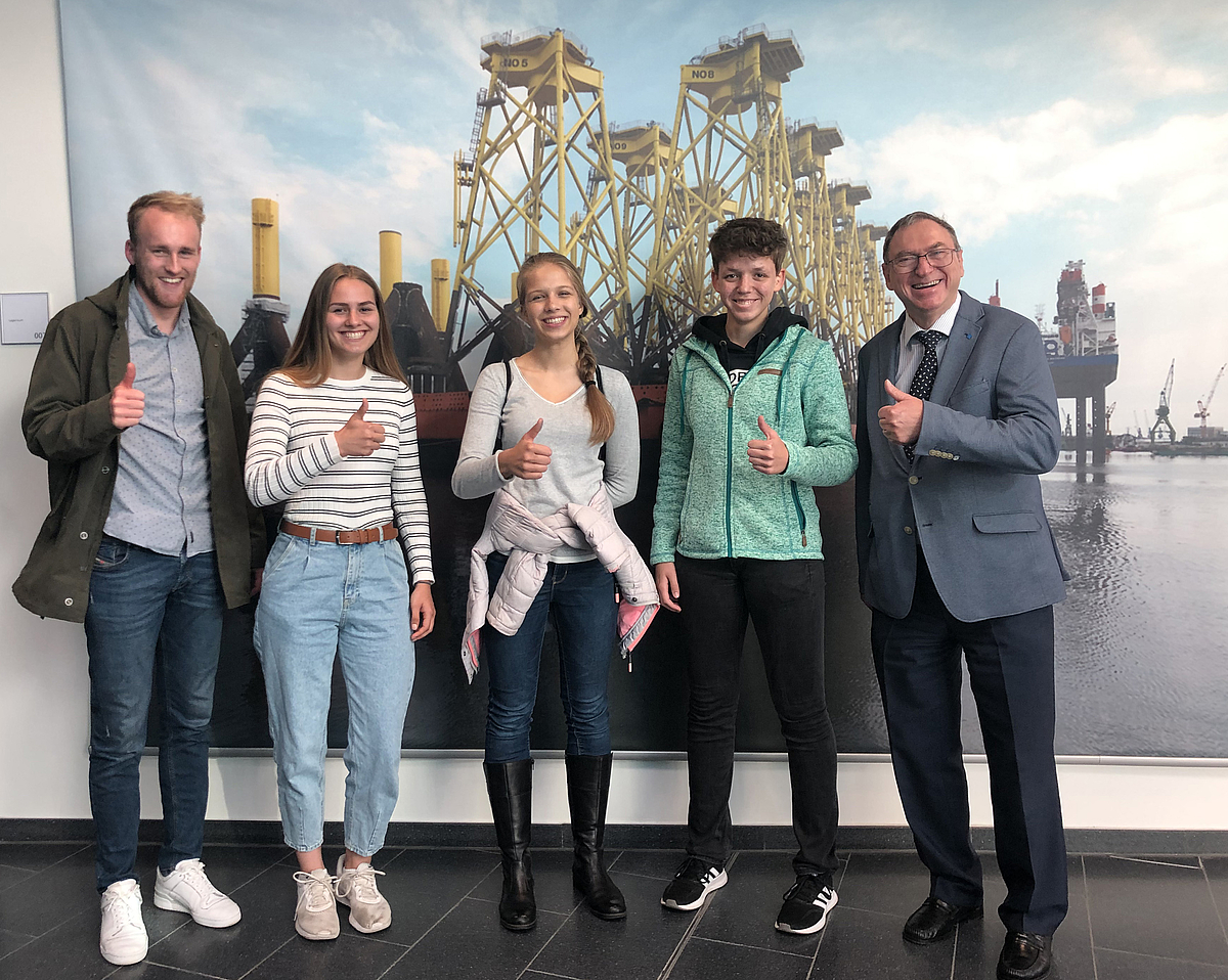 Gruppenfoto: Nachwuchsforscherinnen und ihre wissenschaftliche Betreuung