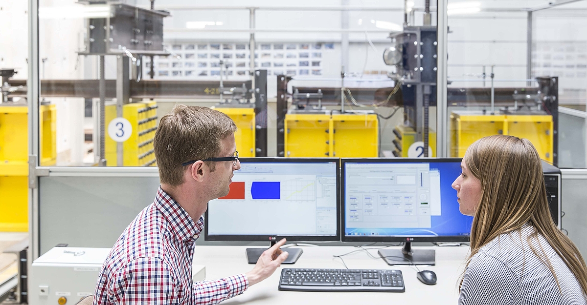 Foto: Wissenschaftliches Arbeiten im Labor