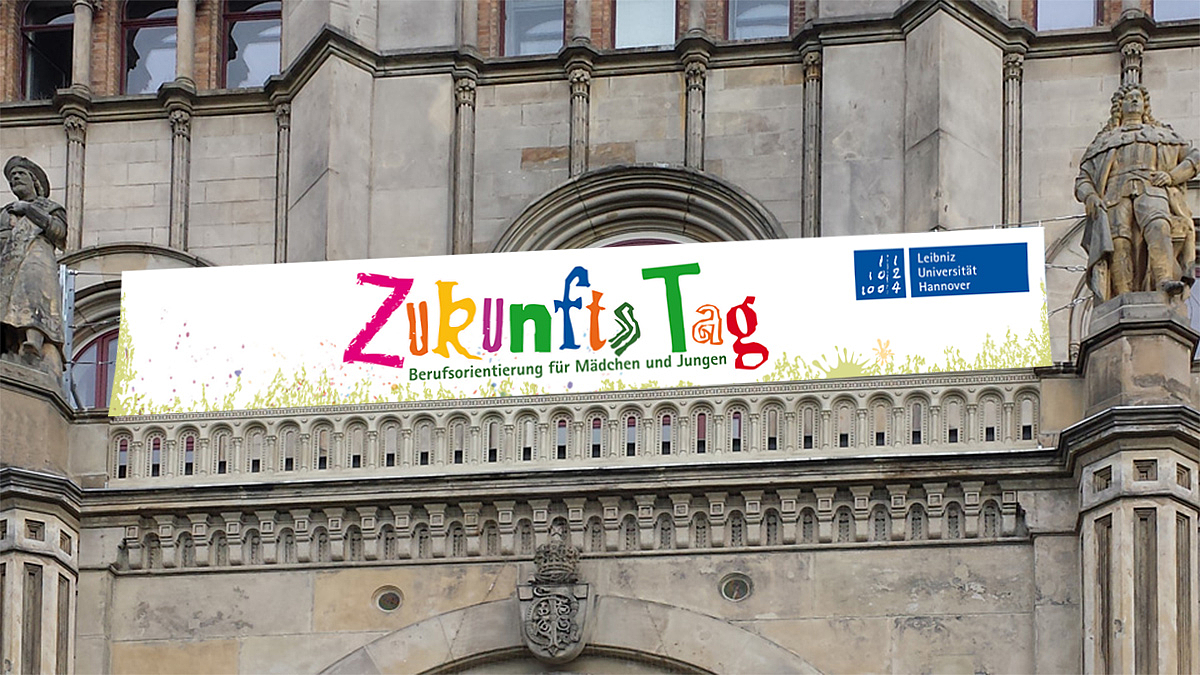 Foto: Banner des Zukunftstages an der Fassade des Welfenschlosses