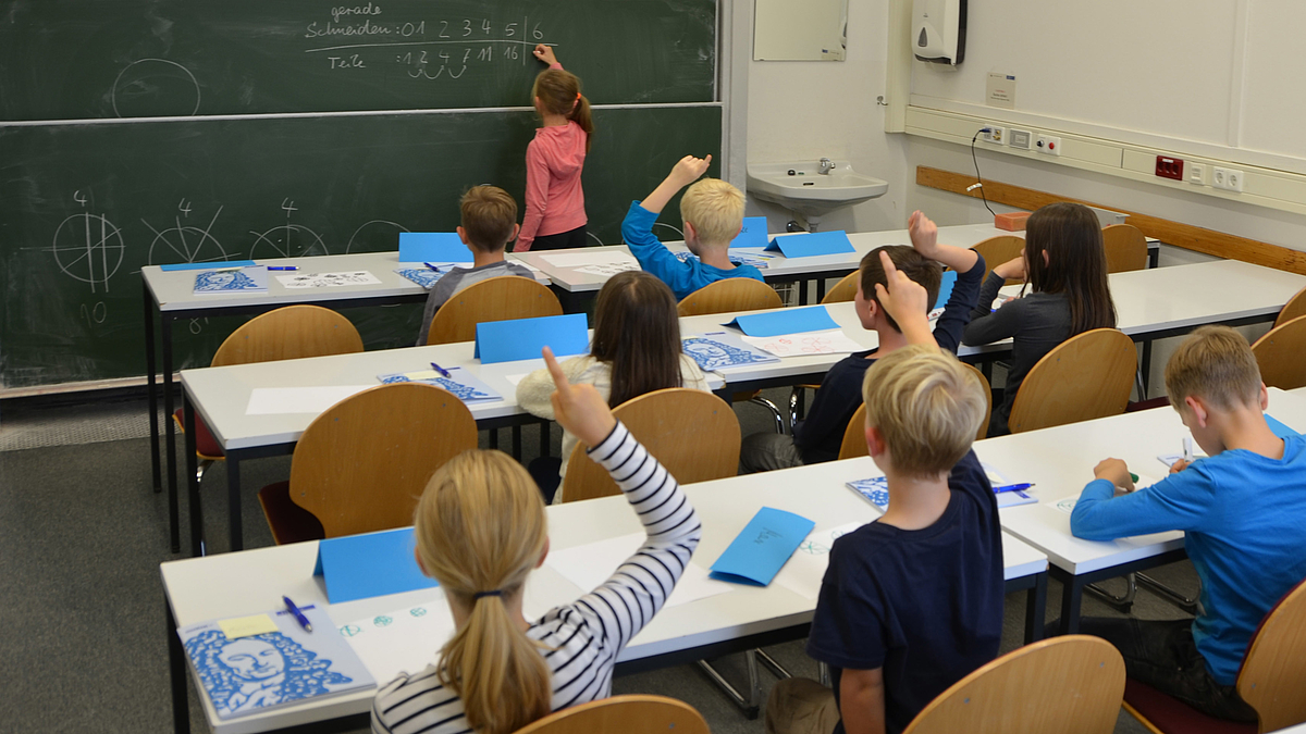 Foto: Grundschülerinnen und -schüler im Unterricht