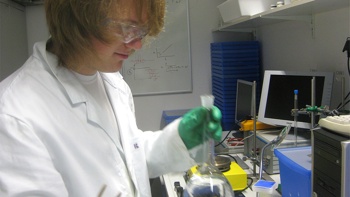Ein Nachwuchswissenschaftler im Labor