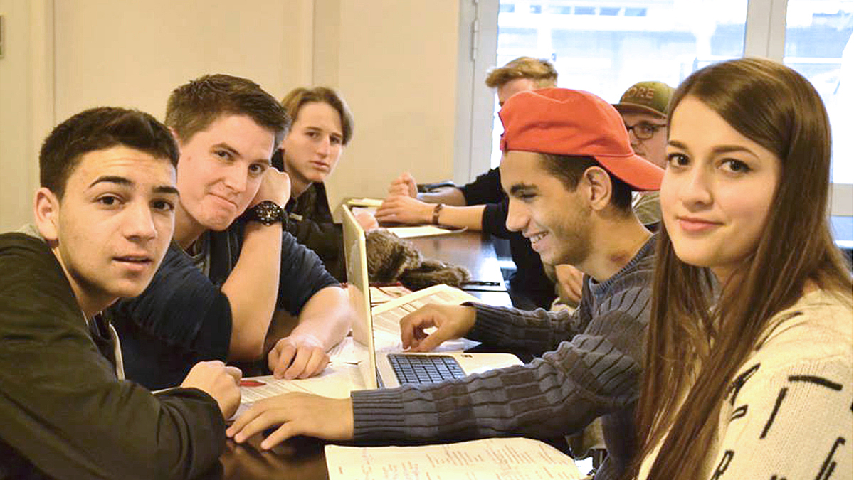 Foto: Studentin mit Teilnehmer des Fußballprojekts