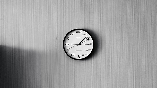 Wanduhr mit mathematischen Formeln