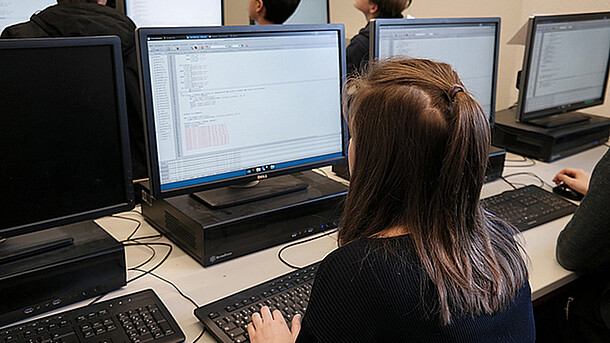 Foto: Schülerin programmiert am Computer