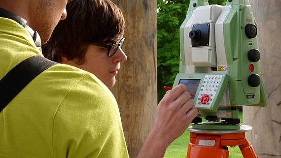 Zwei Schüler schauen auf ein Messgerät